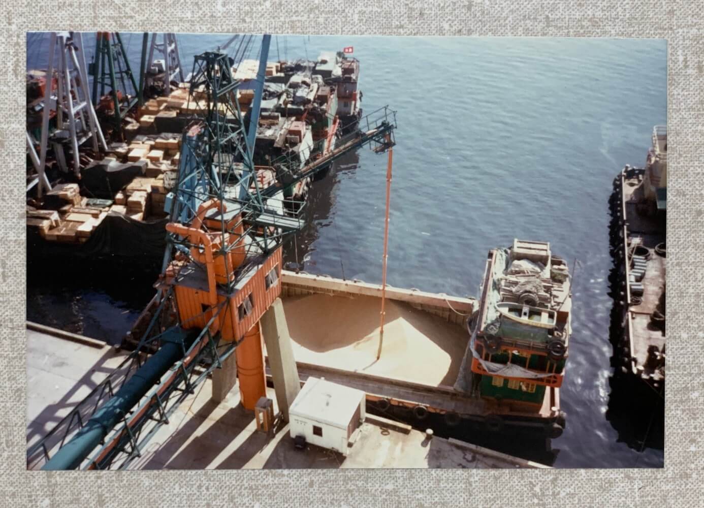 那年頭，遠洋而至的躉船可停靠廠房前，工程橋上的喉管便伸出，再垂直入船吸麥。（受訪者提供）