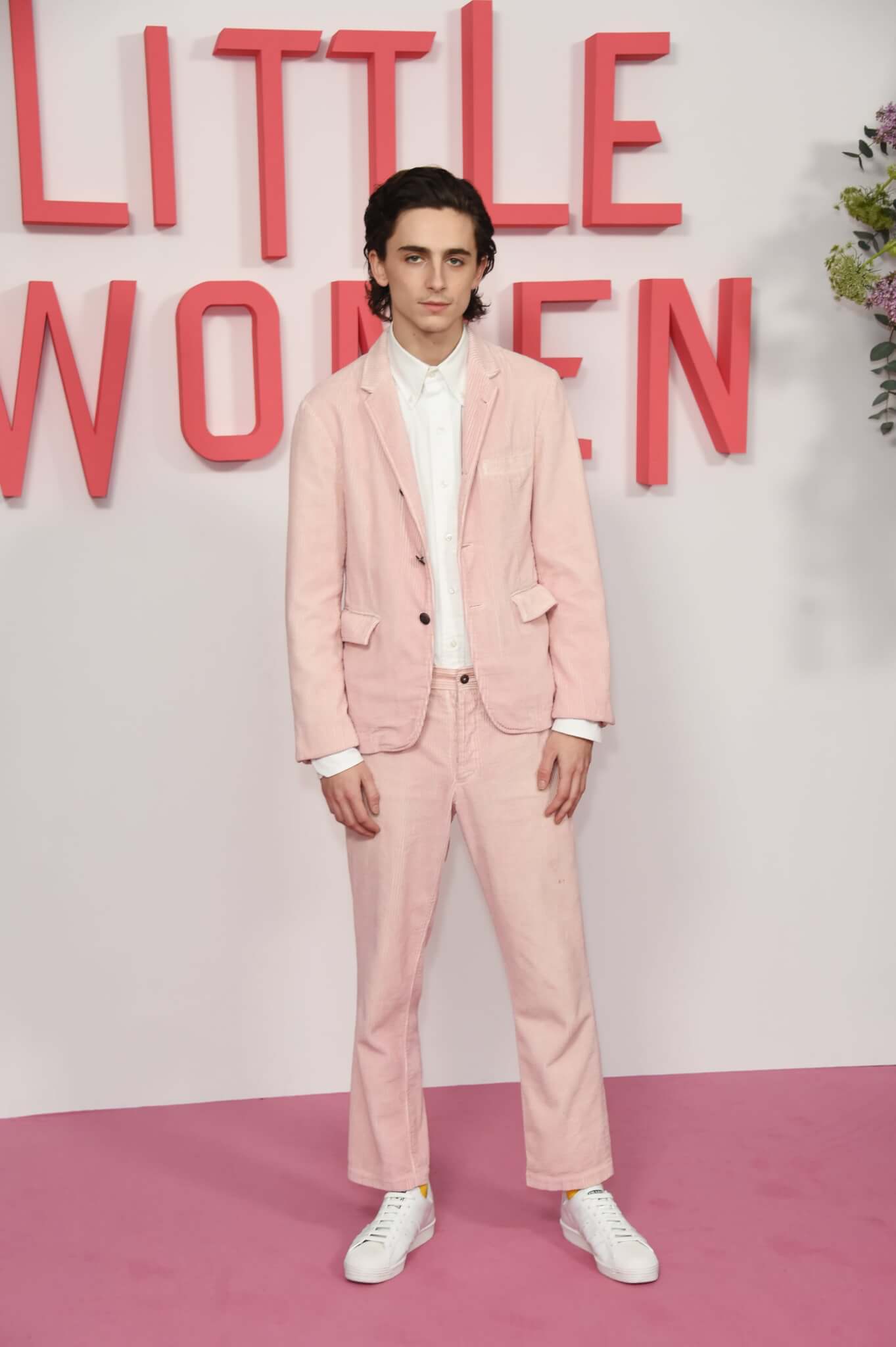 Timothée Chalamet一身淡粉紅色的Thom Browne燈芯絨西裝配Adidas經典白鞋，青春、清新氣息逼人。