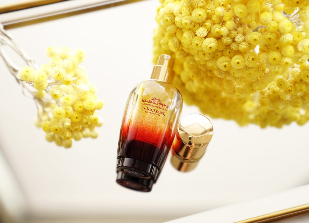 L’Occitane Divine Harmony Serum 30ml HK$1,500   L’Occitane 採用了來自法國南部的金鑽蠟菊花和紅珊藻兩種極具抗衰老力量的珍貴植物精華，讓花妍草本成分吻別歲月痕跡。