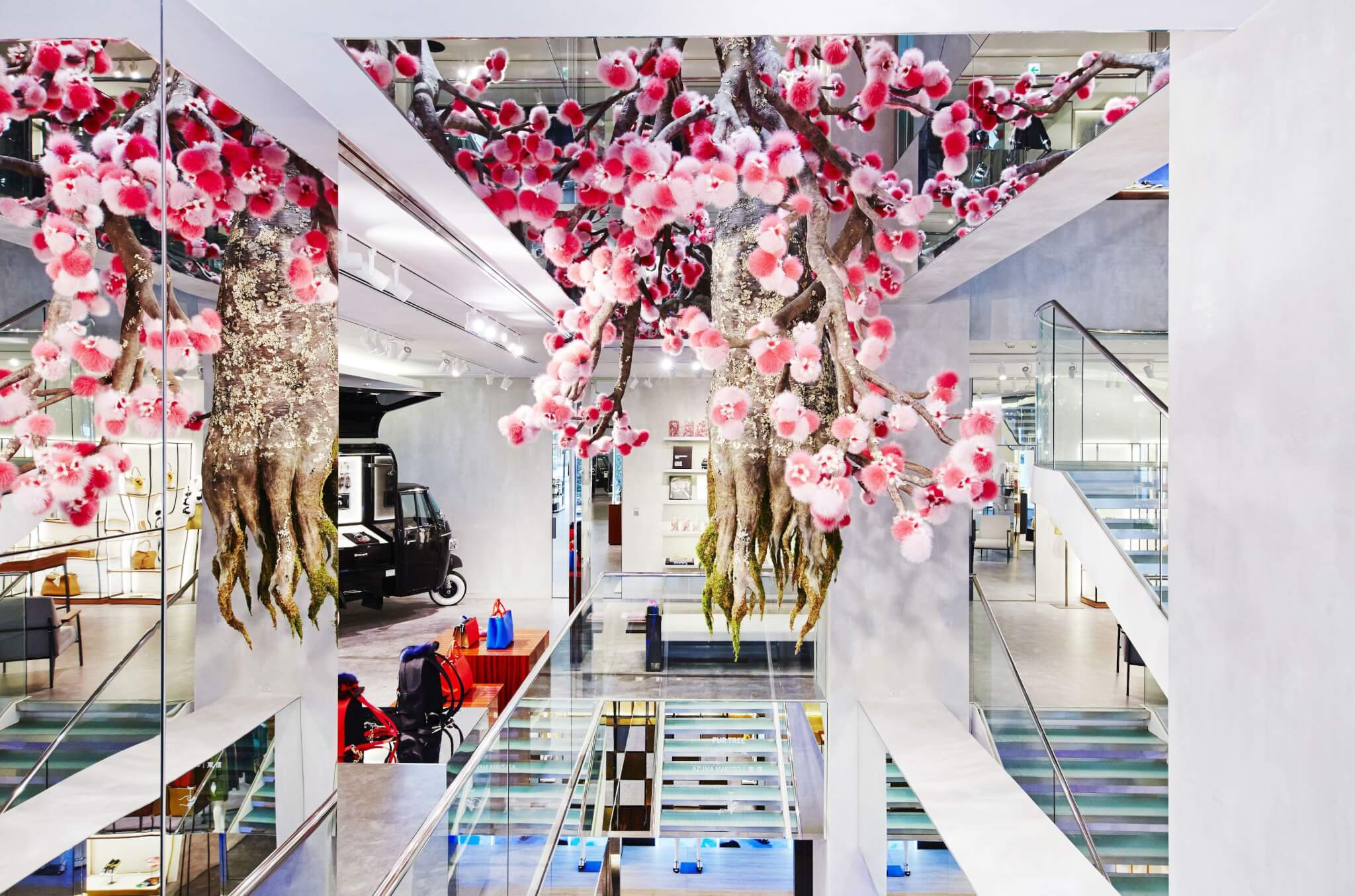 二〇一六年，東信為Fendi創作“Fur Tree”，以皮草製作日本國花櫻花。
