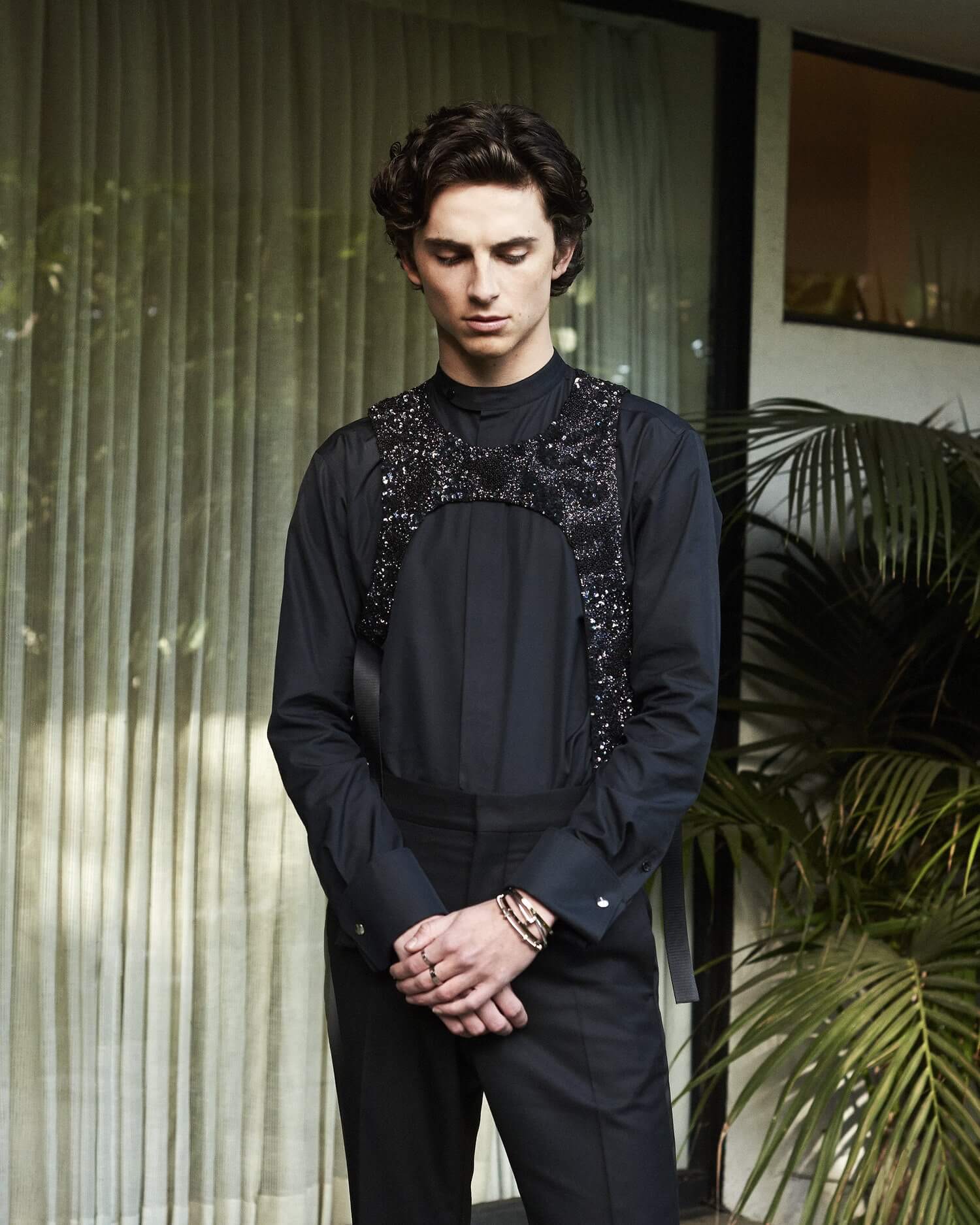 全黑西裝配Louis Vuitton珠片馬甲，型格中帶點華麗。
