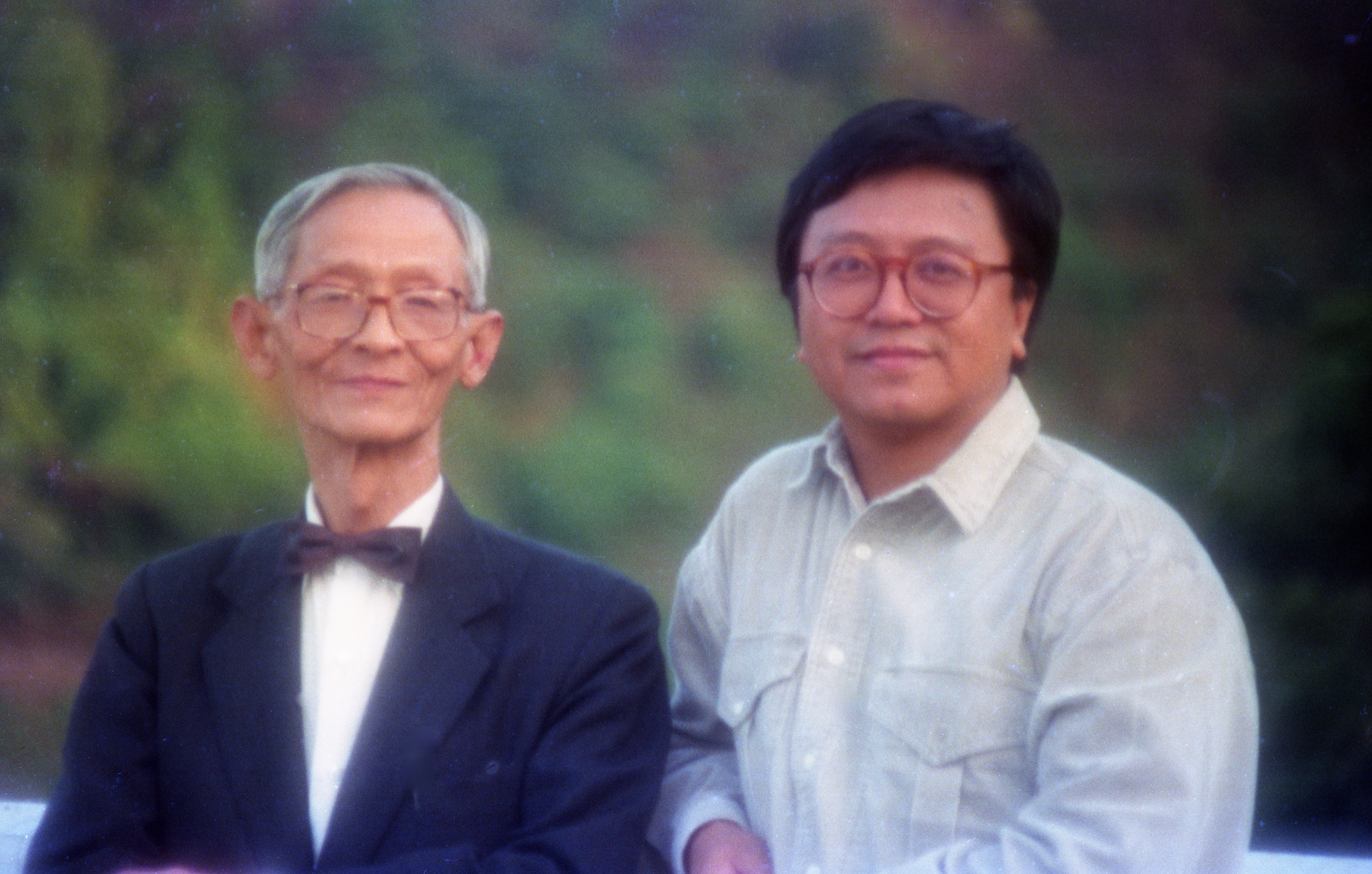張燦輝八十年代中與老師勞思光（左）的合照，兩人關係甚篤。