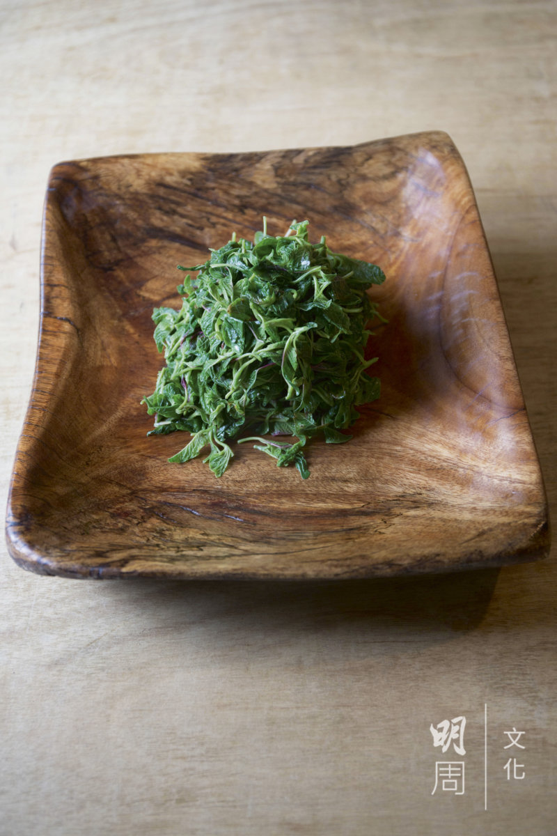 清蒸莧菜：土丘田莧菜，摘取每棵菜最嫩的四片葉。