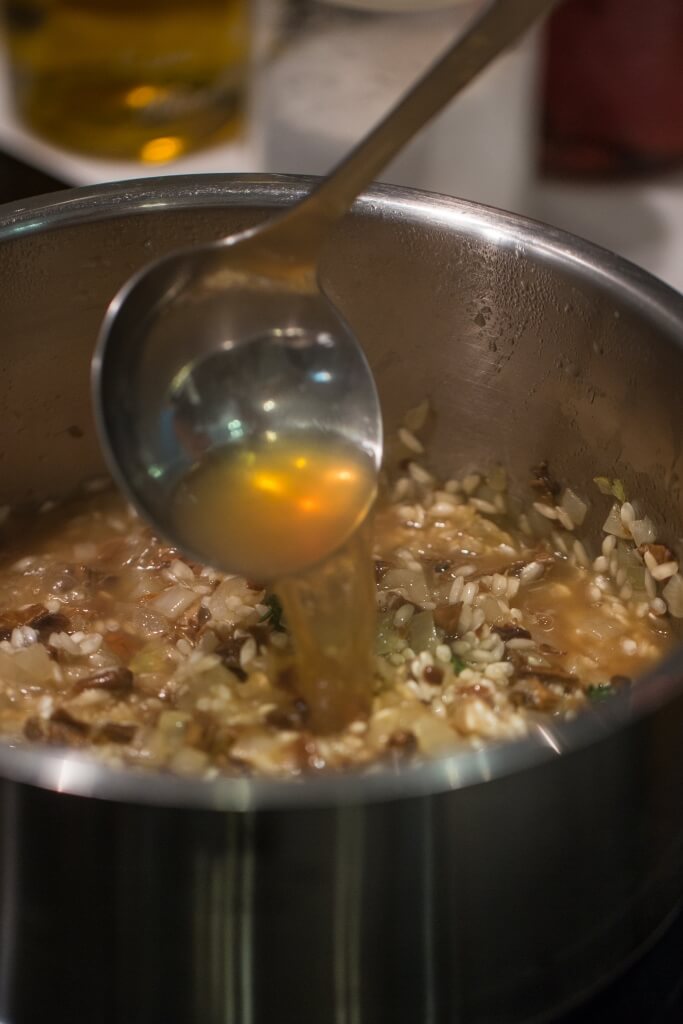 罐頭鮑魚的清湯，加入雞湯和牛肝菌水，其鮮無比。