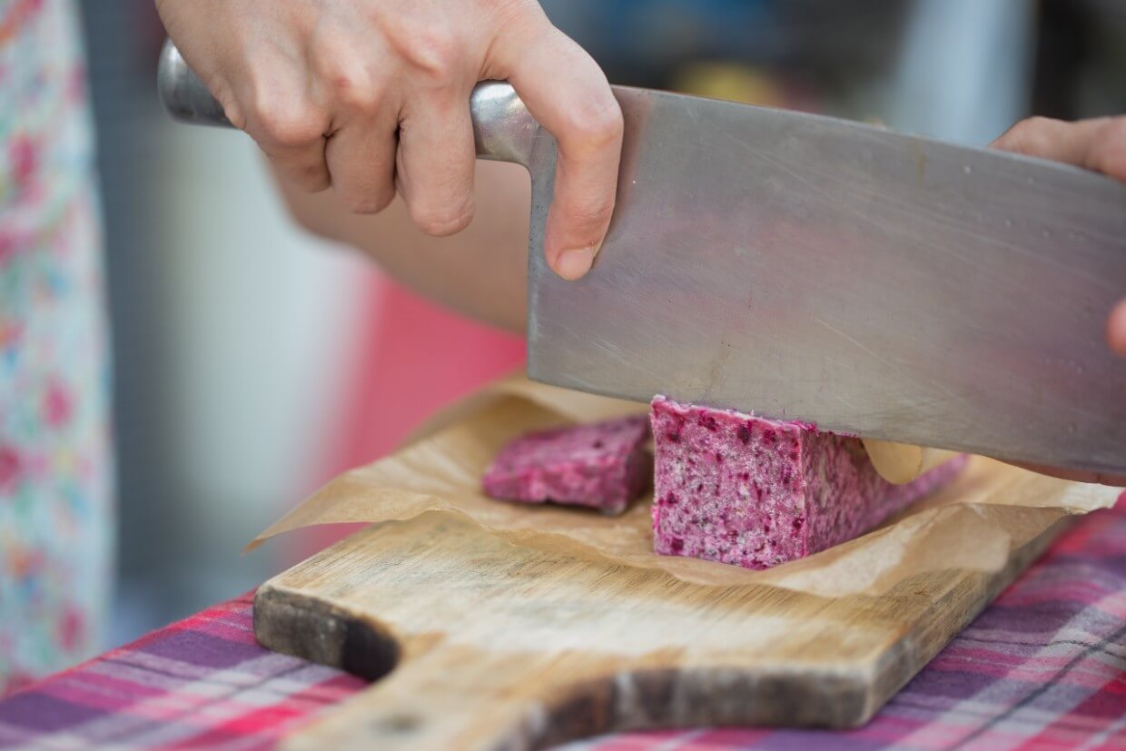 餅糰冷藏得如硬磚，以手臂力壓鋒利大刀，才能切成薄片。切得多，或許能練得「老鼠仔」。