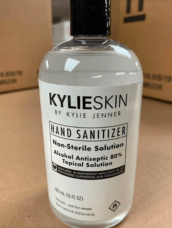 Kylie Jenner旗下美妝品牌亦生產酒精搓手液，希望在衛生物資短缺時幫助有需要的人。