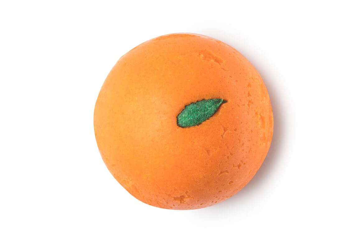 LUSH 香橙磨砂芭 HK$105 零包裝的磨砂芭成分包含西西里橘子精油、佛手柑及紅橘精油，全部從柑橘類果皮中提取而成，天然的去角質成分及果脂為肌膚注入源源維他命C。砂糖可以去除老化角質；可可脂及乳木果脂則為肌膚注入水分；杏核油、芒果脂及橙皮蠟有滋潤肌膚作用。
