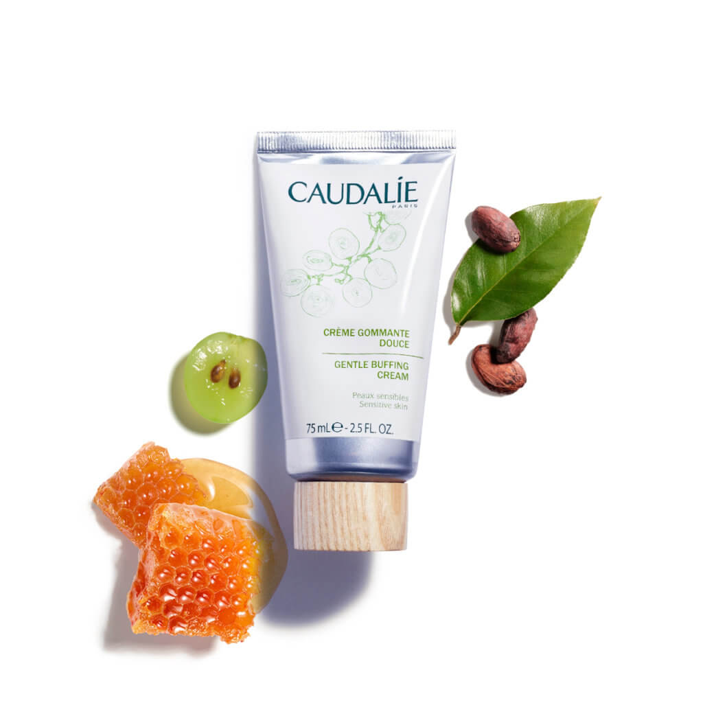 Caudalie Gentle Buffing Cream 葡萄籽輕柔磨砂更新霜 $200/ 75ml 不少敏感肌的朋友也對磨砂產品避之則吉，Caudalie 的葡萄籽輕柔磨砂更新霜就是敏感肌專屬的磨砂霜，含有礦物粘土(高嶺土、膨潤土)、亞麻籽、礦物鋅等天然成分，溫和去角質、死皮、清除粉剌和控油緊緻毛孔。每週一到兩次，於沾濕的面部、頸部和鎖骨下方部位，以畫圈的方式仔細按摩。清潔後以溫水沖洗。 