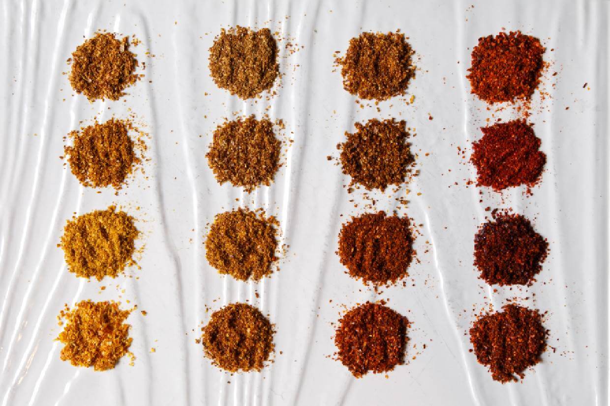 辣粉顏色艷麗，黃、橙、紅、啡，由不同的辣椒品種研磨而成，眼球鼻子都滿載辣感。