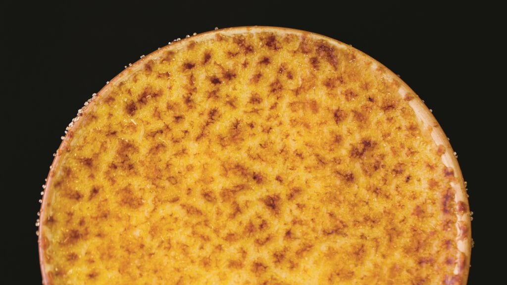 Crème brûlée是為法國傳統的甜點，在綿滑緊緻的燉蛋上， 熱辣燒出一層甘香的脆焦 糖，那一塊金黃剔透，追求的是薄與脆，跟 燉蛋冷與熱的交融。 ︵$45 / Paul Lafayet︶