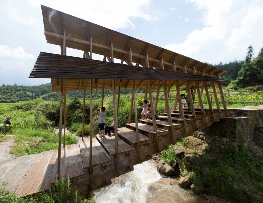 當地的橋因洪水沖毀，現時以村民的技術和新科技結合重建一條新橋。