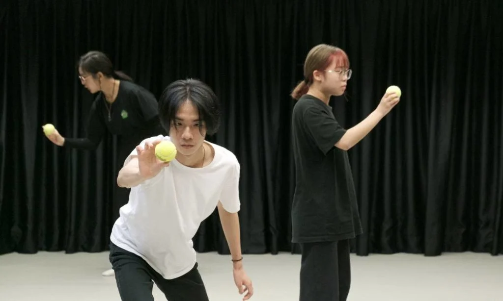 其中一個劇場表演是演員由手上的球帶動身體移動，需要專注感受球和個人的情緒。
