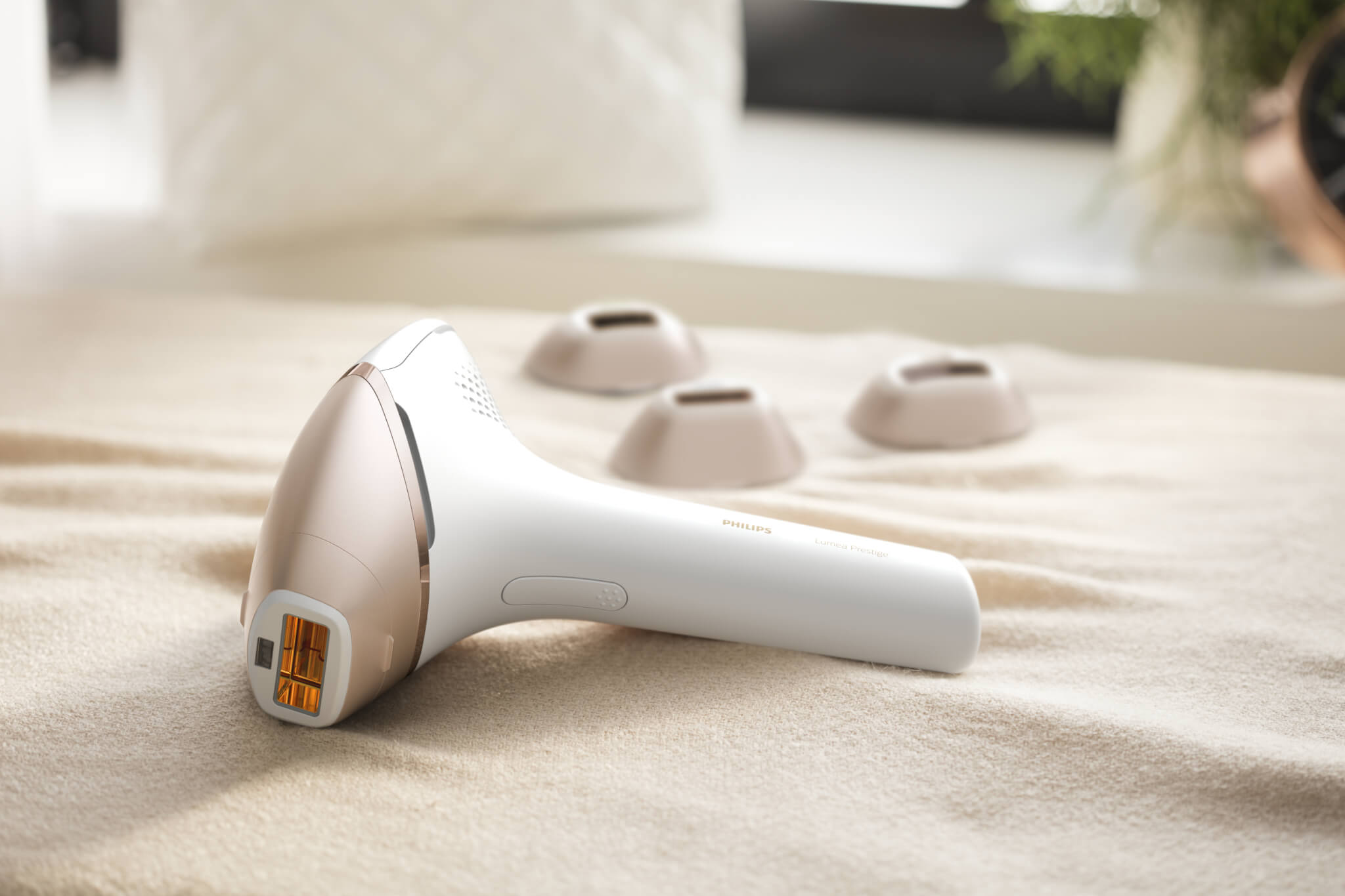 Philips Lumea Prestige IPL 彩光脫毛器 BRI956/00 HK$4,998 Philips與皮膚科專家共同研發推出的彩光脫毛器備有四款不同弧度的配件，以不同的形狀、出光口及濾光片，更有效緊貼身體不同部位的曲線，同時避免漏光，為面部、腋下、比堅尼位及全身帶來度身訂造般的脫毛效果。