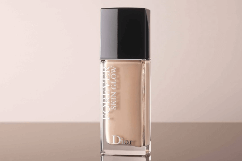 Dior Forever Skin Glow Foundation恆久貼肌亮澤粉底液 $470 膚質本來就不錯的話，其實只要局部塗抹需要突出輪廓的地方就可以。這款粉底液的保濕成分可以為妝效增添光澤，提升粉底的貼服度，局部使用能夠增強光澤，讓亮澤粉末反射光線。 