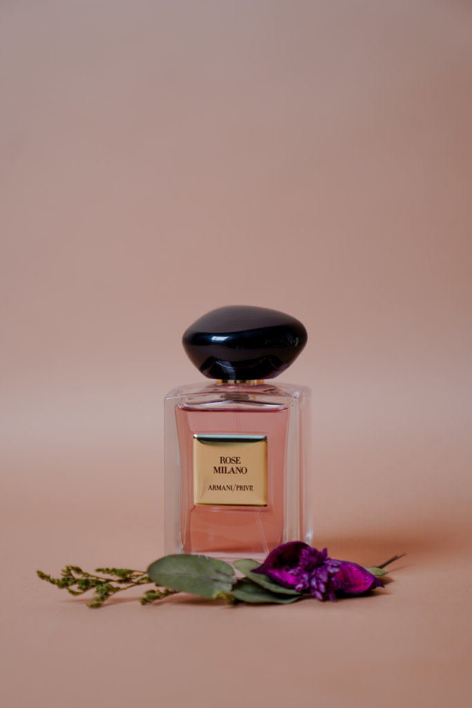 Armani Privé Haute Couture LES EAUX ROSE MILANO $1,350/100ml Privé Haute Couture高訂香水Les Eaux系列共有五款清新花果香氣，玫瑰芳香的ROSE MILANO是其中之一。它的命名歌頌了米蘭的高雅，香水包含了大馬士革玫瑰純香、檸檬花和廣藿香和柑苔。 