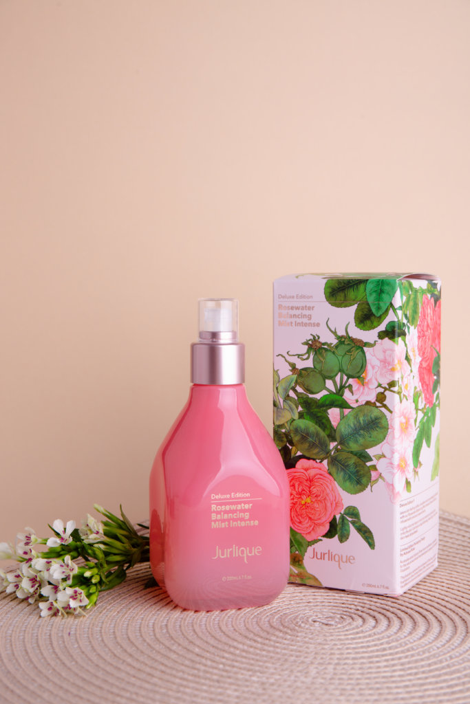 Jurlique限量版玫瑰保濕花卉水 $500 / 200ml Jurlique的玫瑰花水是品牌的皇牌，今年的限量版的設計再度與澳洲插畫師 Adriana Picker合作，為包裝添上藝術元素。