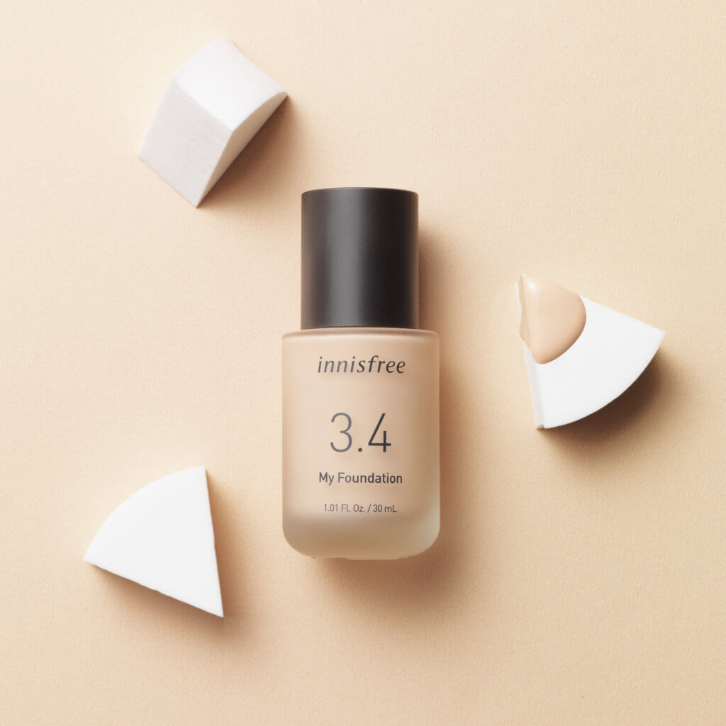 innisfree My Foundation粉底液系列 $195/30ml 粉底色號花多眼亂，哪一個才是最適合自己的專屬色調？去年innisfree推出imuMy Foundation 我的專屬絕配粉底，只要跟隨三個步驟，就可在五十個顏色中找到專屬的粉底號碼組合，今年新添了3.4粉底號。你可選擇啞緻、霧光或光澤感，其中霧光質地水感貼服，會更自然透氣。 