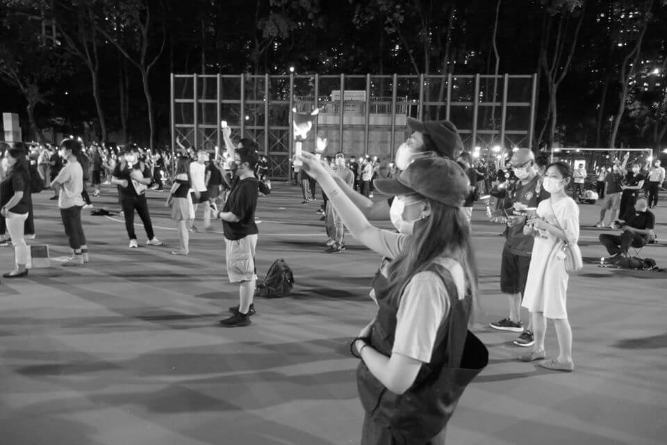 2020年6月4日，香港，維多利亞公園：雖然警方以2019新冠病毒下的限聚令為由而未有就本年的燭光晚會發出不反對通知書，人們依然聚集悼念天安門事件（照片由作者提供）