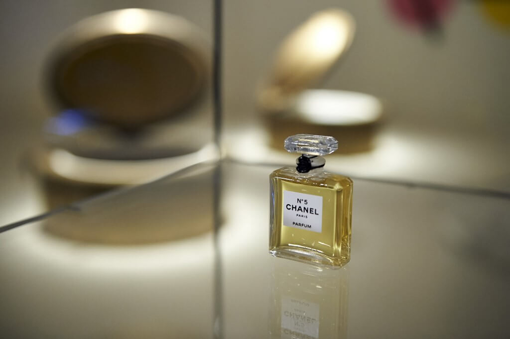 A miniature bottle of Chanel No. 5 perfume forms part of an installation dedicated to the fragrance during a press-view of "Mademoiselle Privé", a joint exhibition presented by French fashion house Chanel and Karl Lagerfeld, at the Saatchi Gallery in west London, on October 12, 2015. The exhibition Mademoiselle Privé will aim to show the fashion house's journey, from designers Gabrielle Chanel to Karl Lagerfeld.    AFP PHOTO / NIKLAS HALLE'N (Photo by NIKLAS HALLE'N / AFP)
