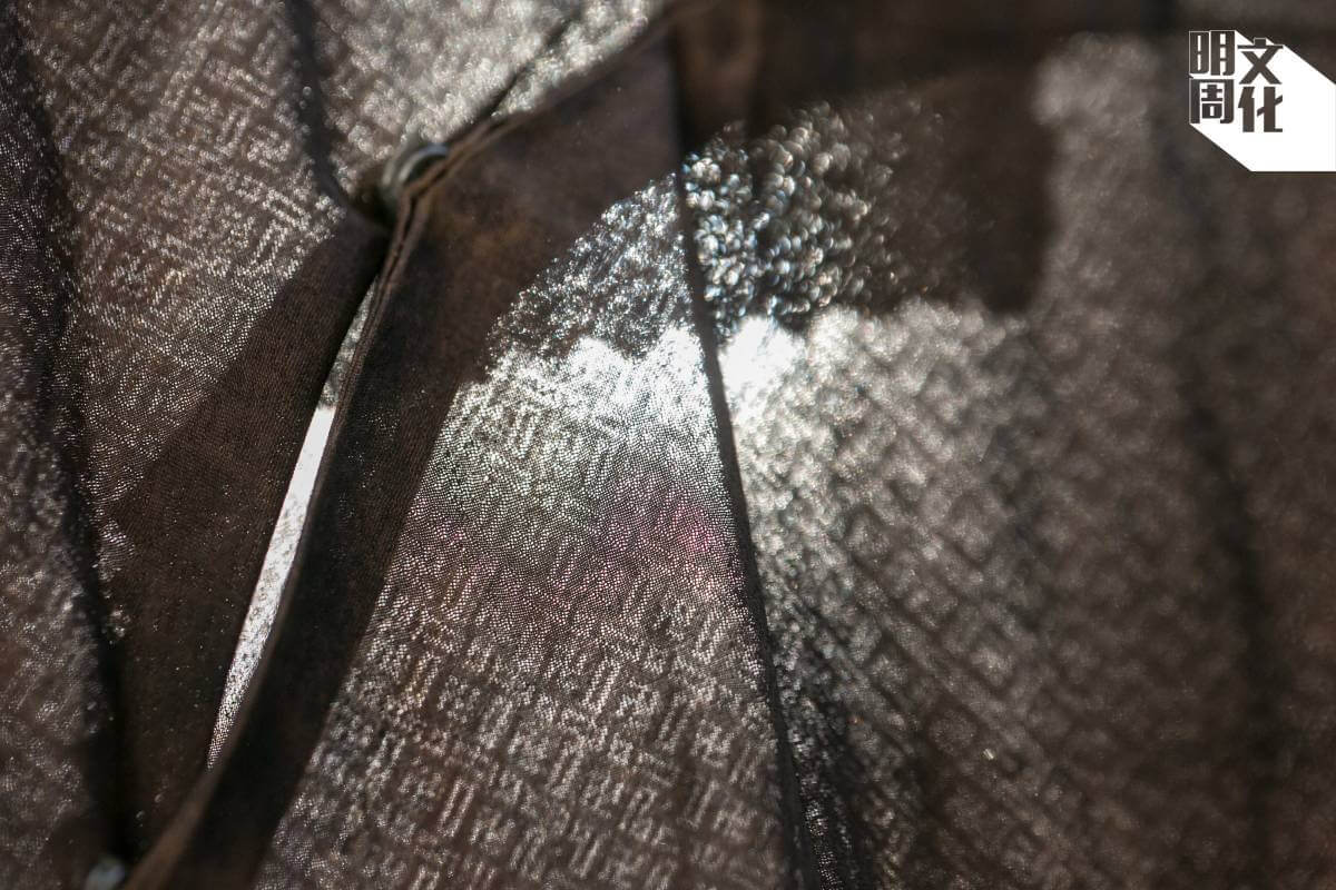 傳統莨紗有獨特的鏤空提花紋理，製作繁複。