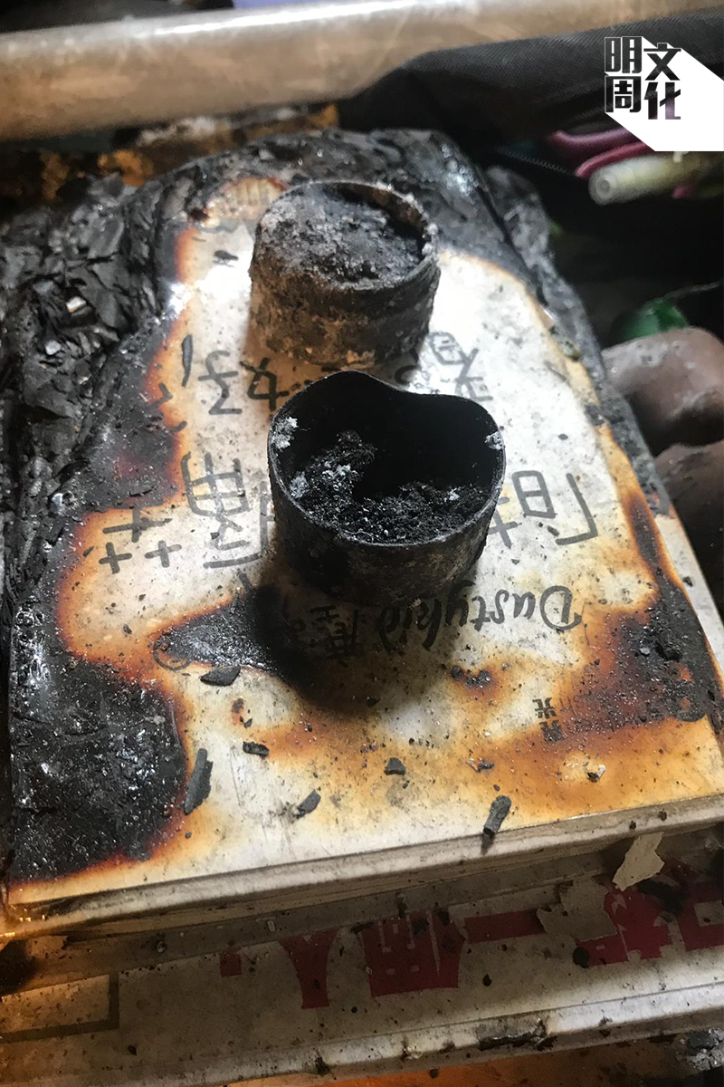 書桌上面發現兩顆催淚彈，書角被燒焦，其中一角更有內頁燒成灰燼。