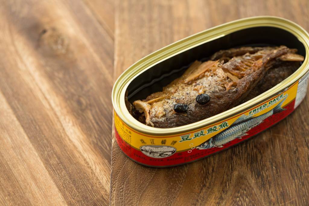 豆豉鯪魚的用處，就只能佐飯或炒油麥菜嗎？其實它能代替凱撒沙律中的鯷魚，帶出不凡的鹹鮮香味。