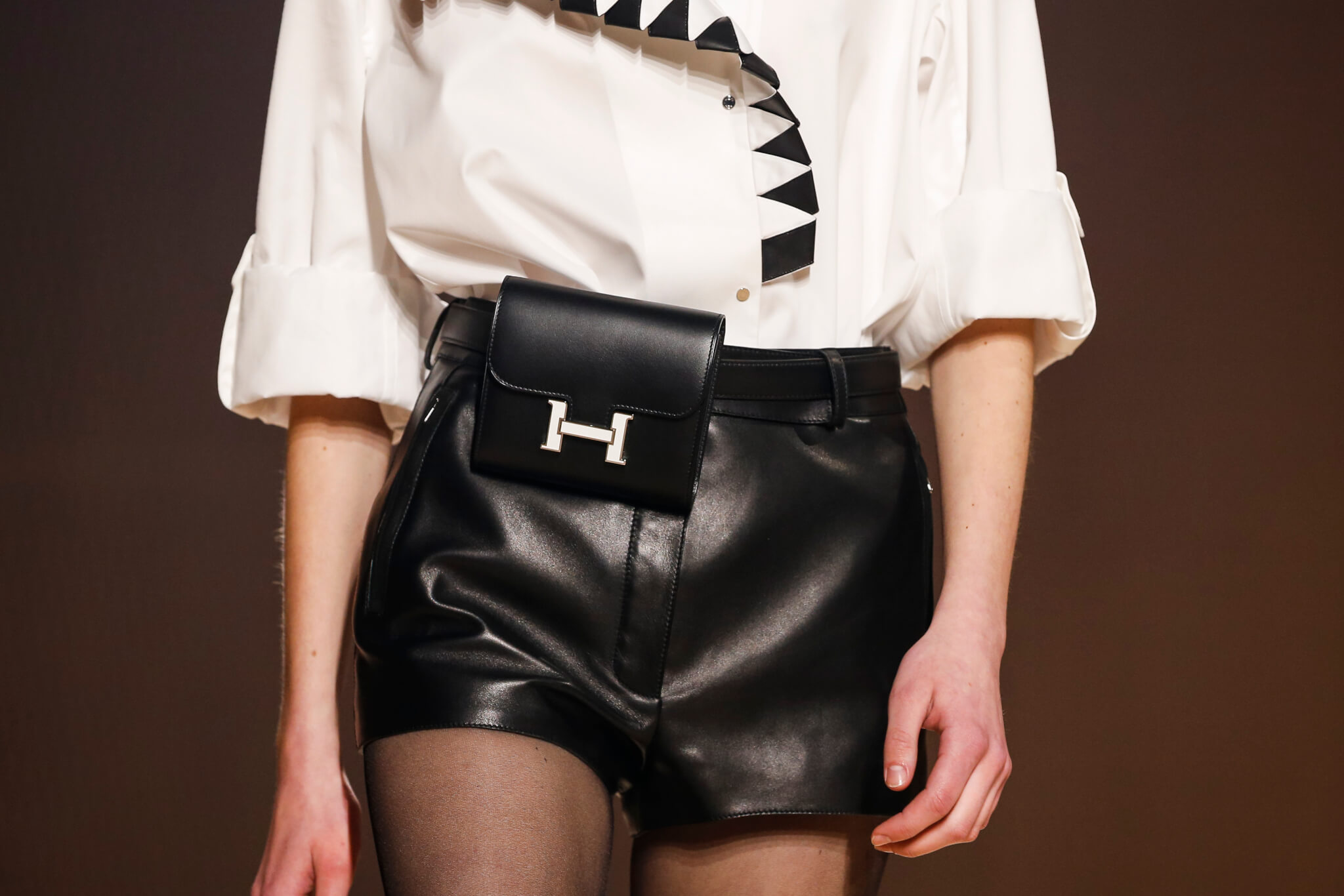 Hermès二〇二〇年秋冬季天橋上，亦曾經出現過Constance Bag的迷你腰包版本。
