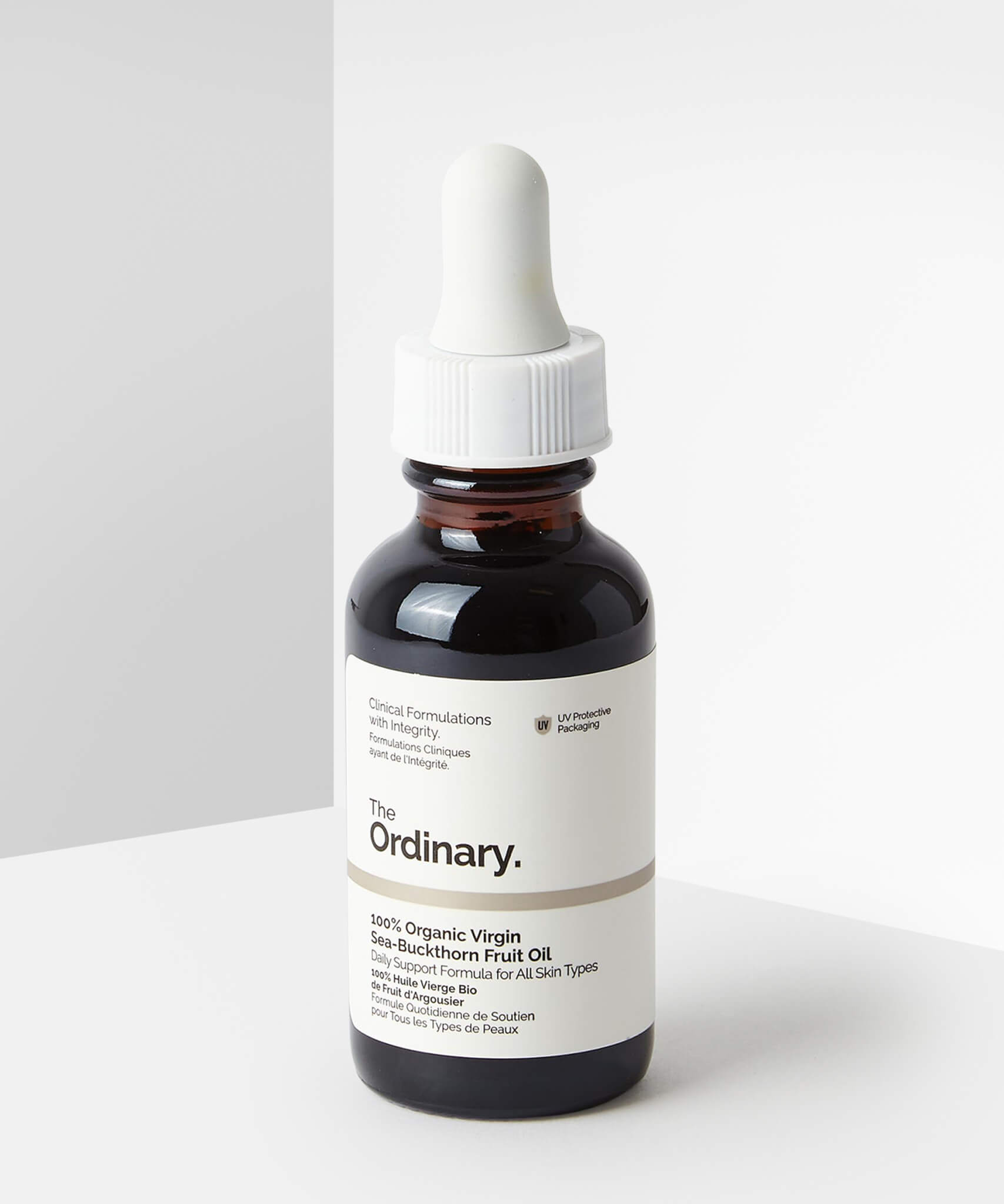 The Ordinary 有機初榨冷壓沙棘果油 HK$150/30ml 萃取自沙棘果肉，含有高濃度珍稀棕櫚油酸（Omega 7)，有效滋潤和保護肌膚。同時含有其他脂肪酸及抗生素如生育酚（維他命E）、類胡蘿蔔素及番茄紅素，有助於保護皮膚免受自由基的傷害。產品的天然深橙色源於高濃度的類胡蘿蔔素和番茄紅素。