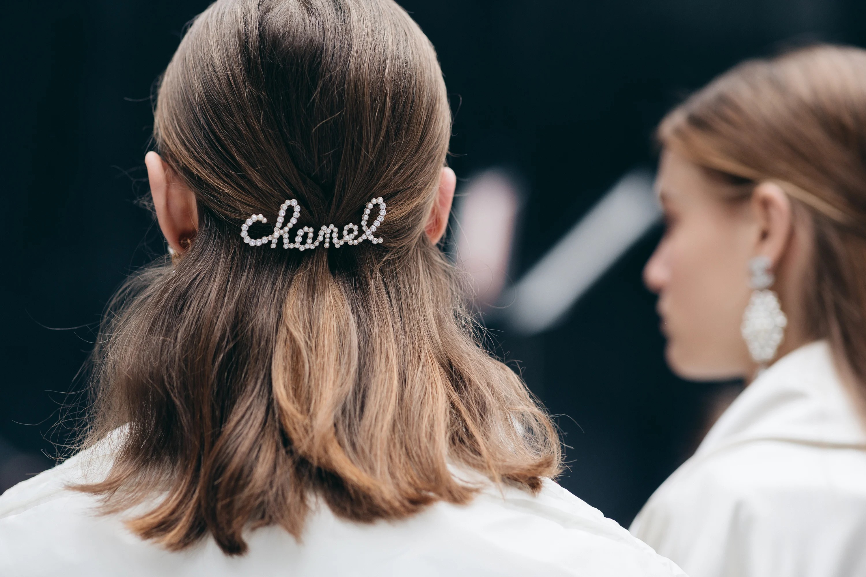 a3c8c91c-d104-484d-be32-0ef5b9205cf6-chanel-pearl-hair-clip-autumn-winter-2019-accessorie-shair