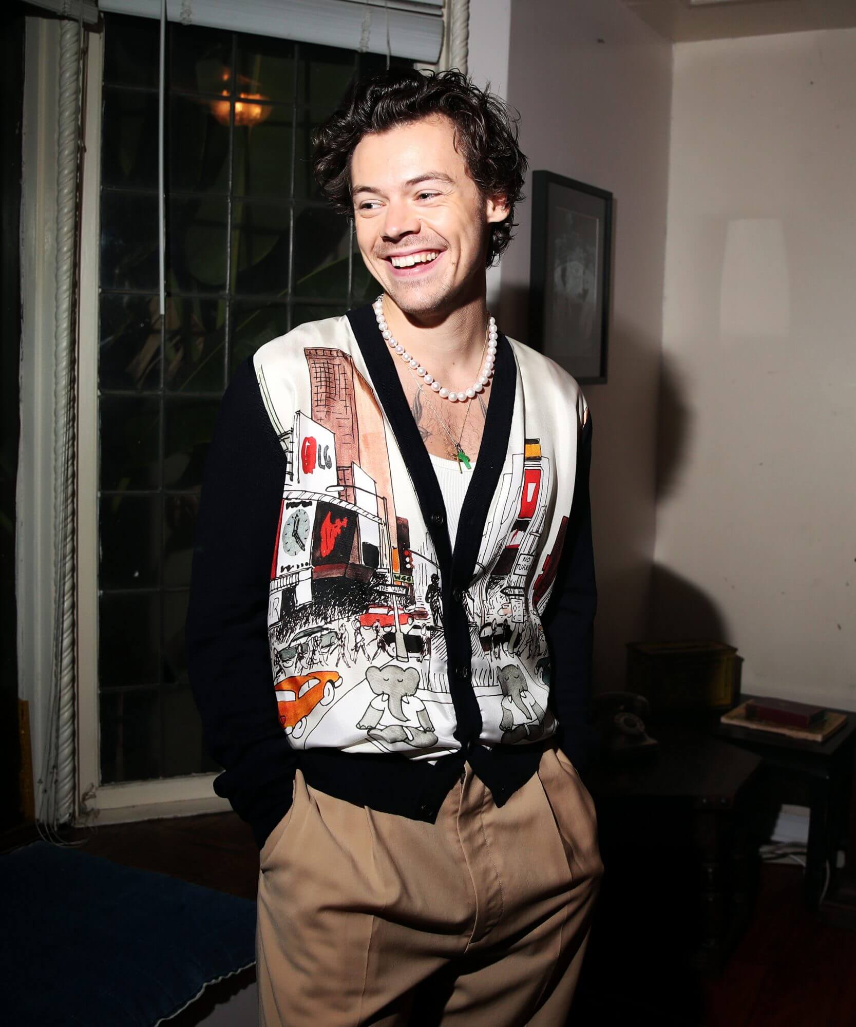 Harry Styles一身開胸毛衣的休閒打扮，配上珍珠項鏈竟然莫名匹配。