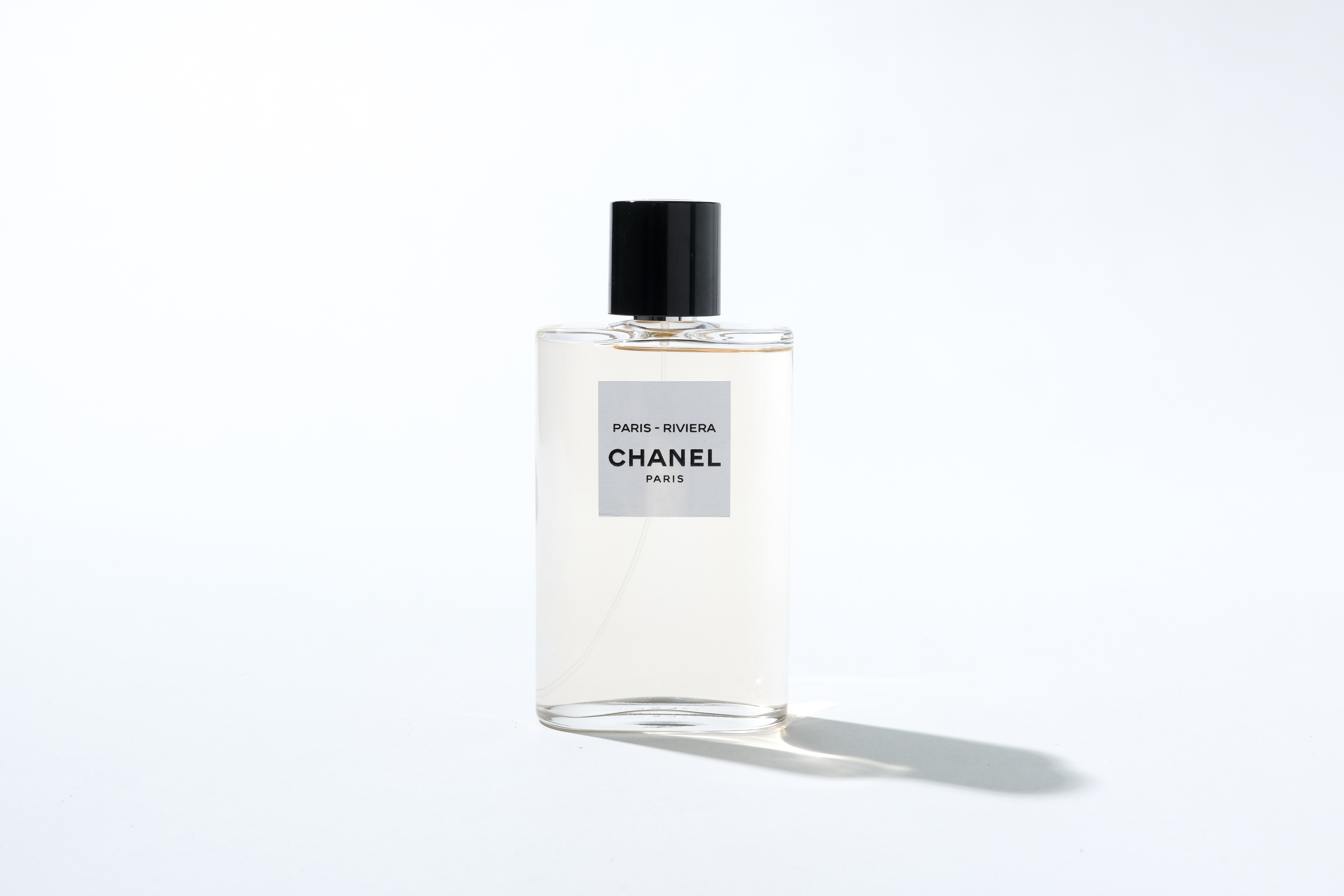 Chanel Les Eaux de Chanel PARIS-RIVIERA HK$1,155/125ml 靈感源自Chanel鍾情的地方，香氣結合西西里甜橙的清新酸甜與苦橙花的細緻芳香，描繪一九二八年法國蔚藍海岸的別墅La Pausa。 