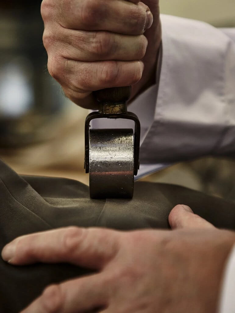 Mackintosh的成功，在於它將天然橡膠倒在衣片的接縫處，待其冷卻後用滾輪按壓平整，這一工序完全由工人手工製成。