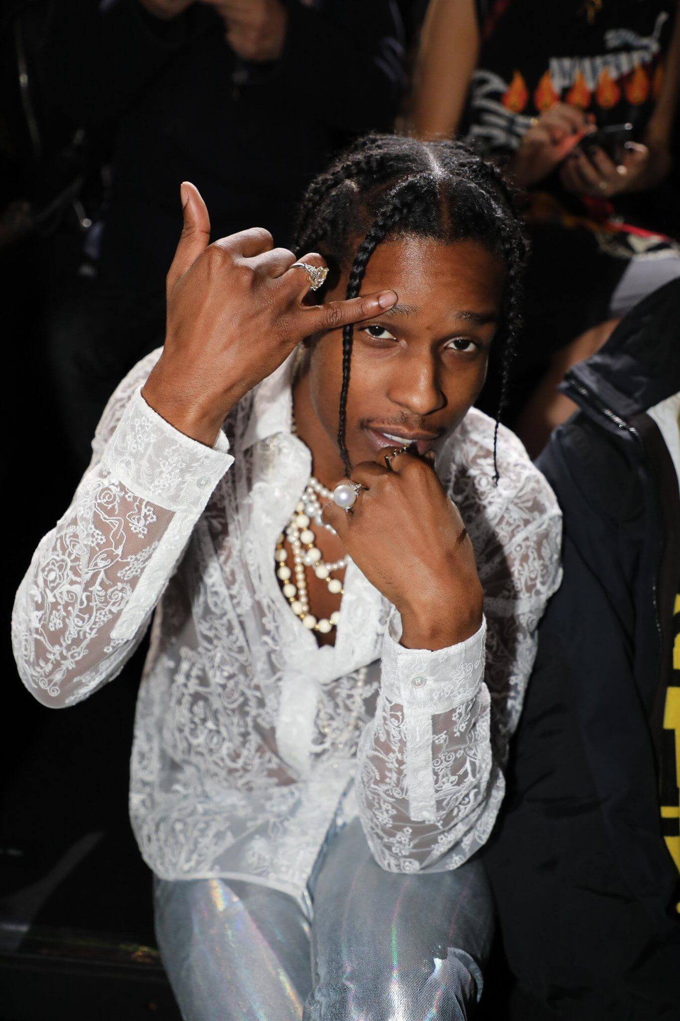 像A$AP Rocky般陽剛的嘻哈歌手，穿上喱士襯衫戴珍珠配飾，當中的衝突美感別具型格。