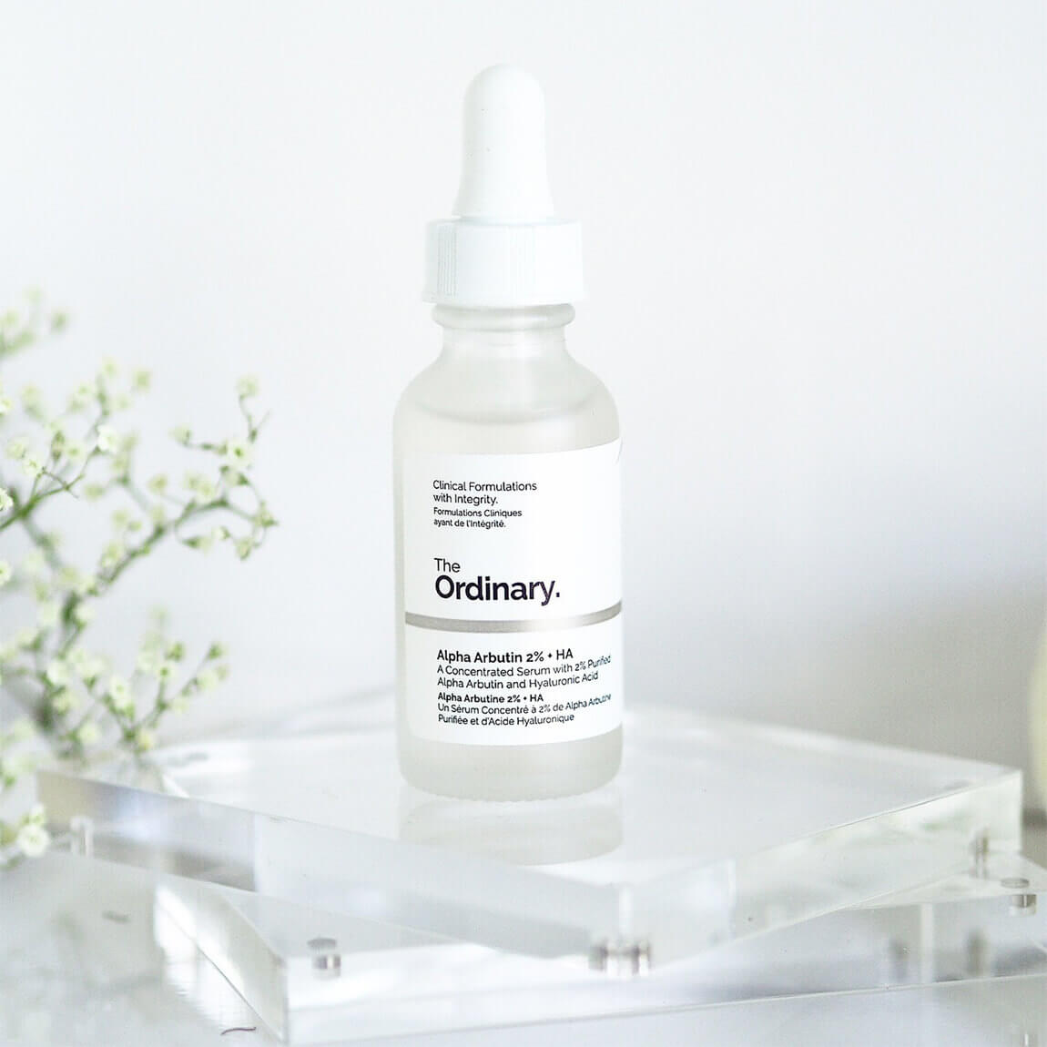 The Ordinary 淡化黑色素保濕精華 （Alpha Arbutin 2% + HA）HK$90/30ml 主要成分為高濃度α-熊果苷及透明質酸，熊果苷是一種美白成份，有效抑制黑色素生成，達到美白效果。同時針對淡化色素，改善色斑，做到皮膚深層色素淡化。