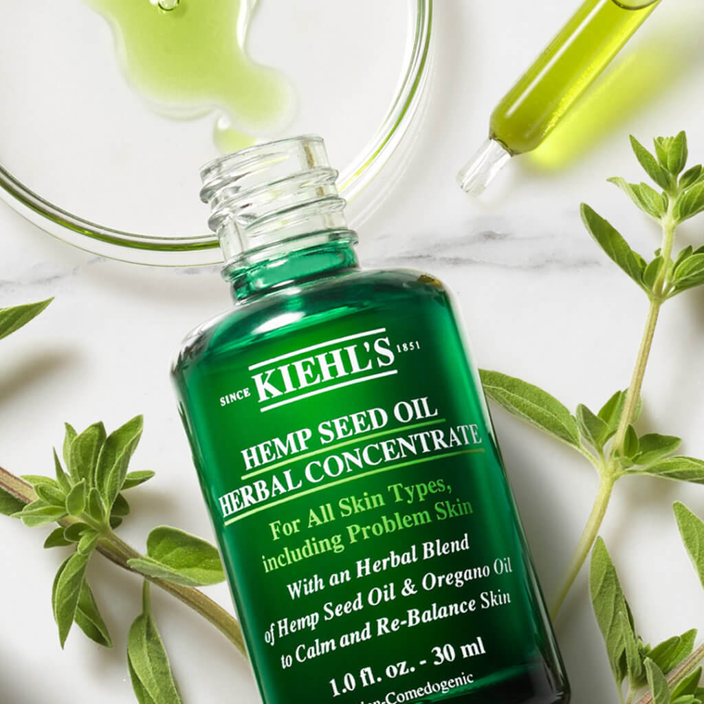 Kiehl’s大麻籽油草本精華露 $430/30ml 質感像同品牌的皇牌之一Dark Spot Corrector一樣輕盈，這枝精華露含冷壓大麻籽油和 牛至精油，可以鎮靜肌膚，不會引致暗瘡和粉刺，改善肌膚泛紅與不適等瑕疵。 