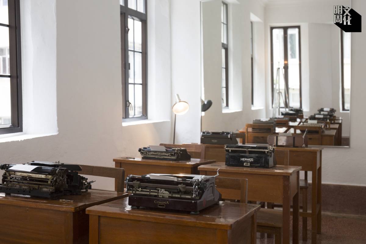 展場用了舊學校桌椅擺放打字機，像穿越了時空回到過去。