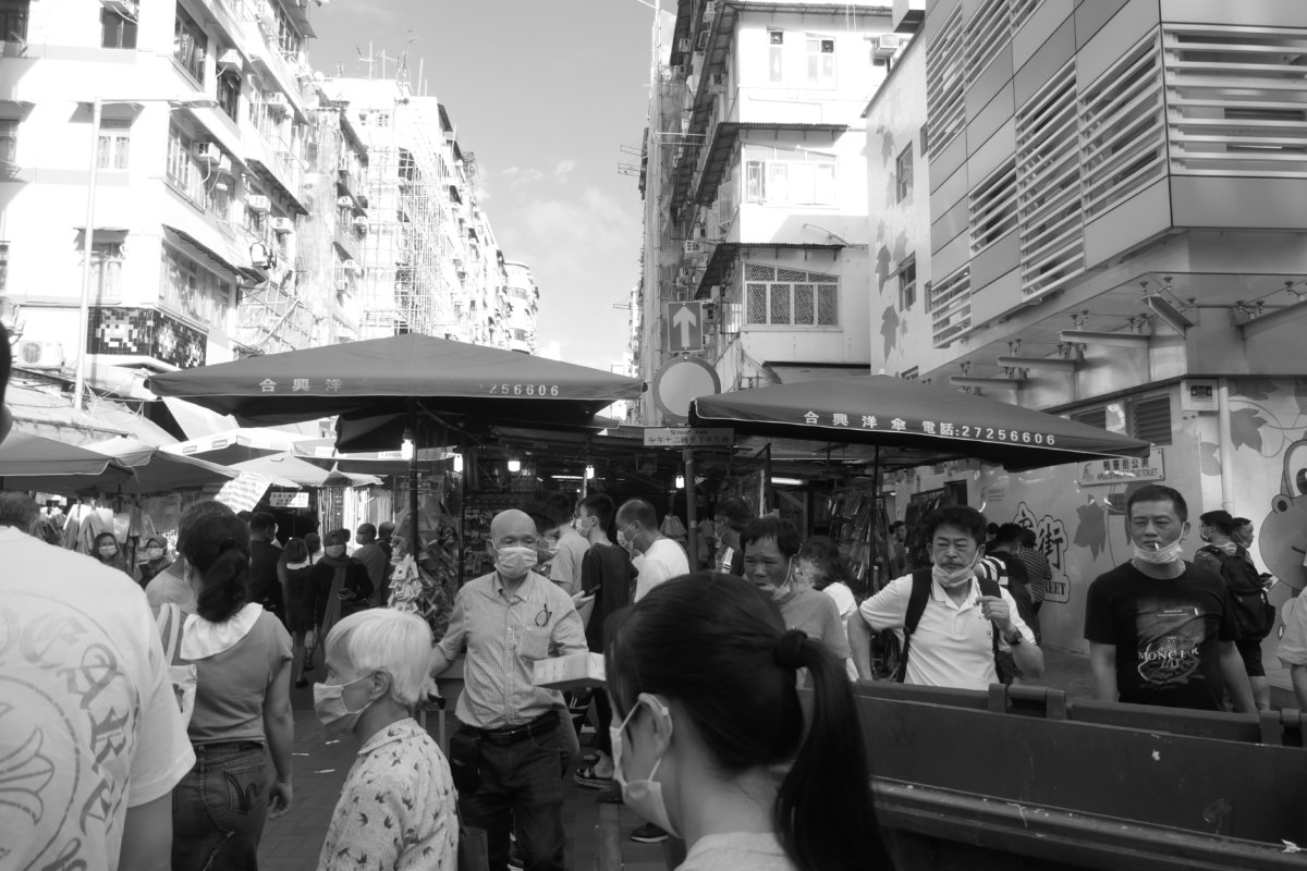 2020年6月14日，香港，九龍，深水埗，街頭拉票和路人圍觀。(圖片由作者提供) 