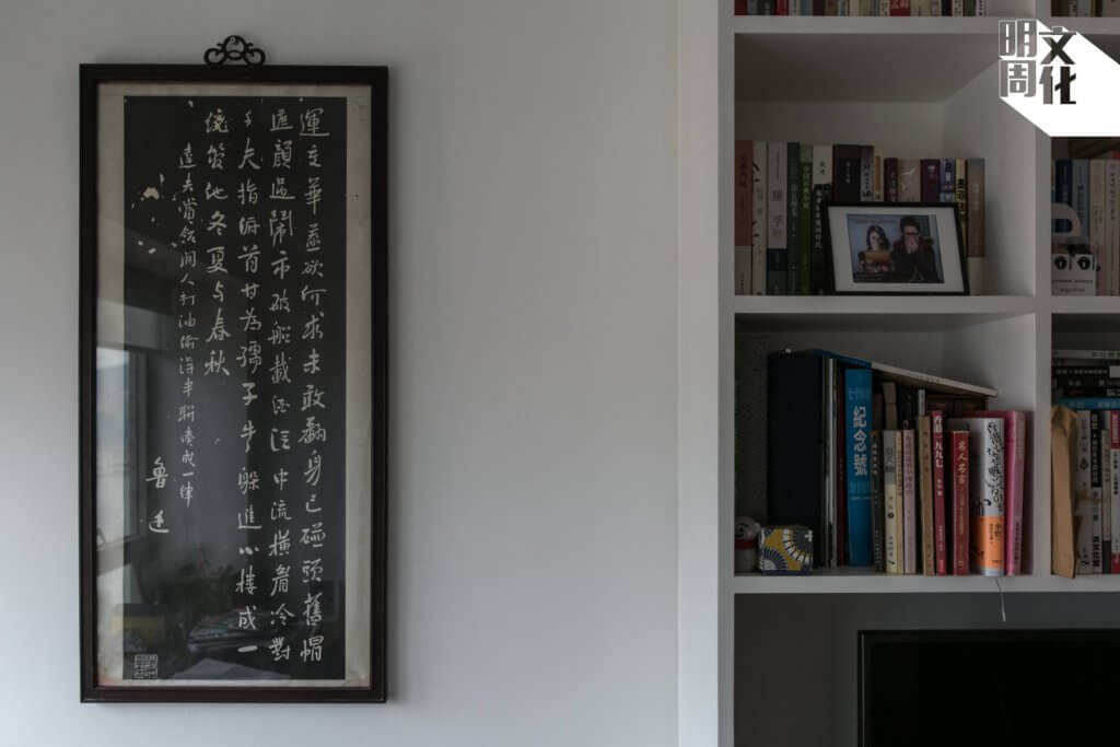 李怡深受中國近代著名作家魯迅影響，家中亦掛有魯迅的《自嘲》字畫，「橫眉冷對千夫指，俯首甘為孺子牛。」