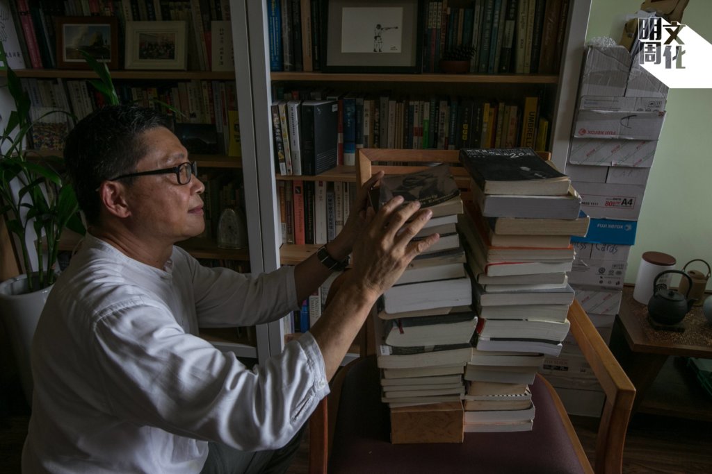 陳健民在獄中讀了近五十本書，將書本堆放起來，就如同將他在獄中的知識具體化。