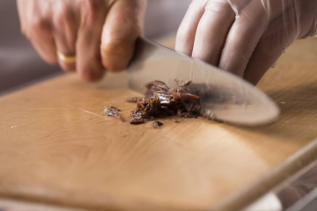 醬汁靈魂鯷魚選用西班牙的出品，取其鹹香兼有的優點。