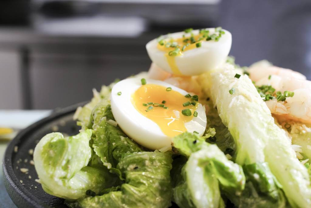 Caesar Salad 2.0//羅馬生菜不經切碎，原塊奉上，鼓勵客人用手吃，模樣甚是貼近原著。不過Heric以蝦仁取代麵包糠，而且撒上細葱，讓沙律吃來更清新。（$118） 