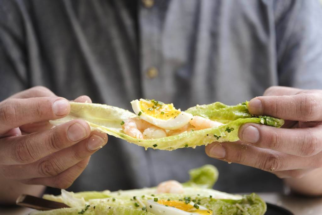 用雙手去吃凱撒沙律，原來才是最原始的吃法。這樣便能直接感受美食的溫度。