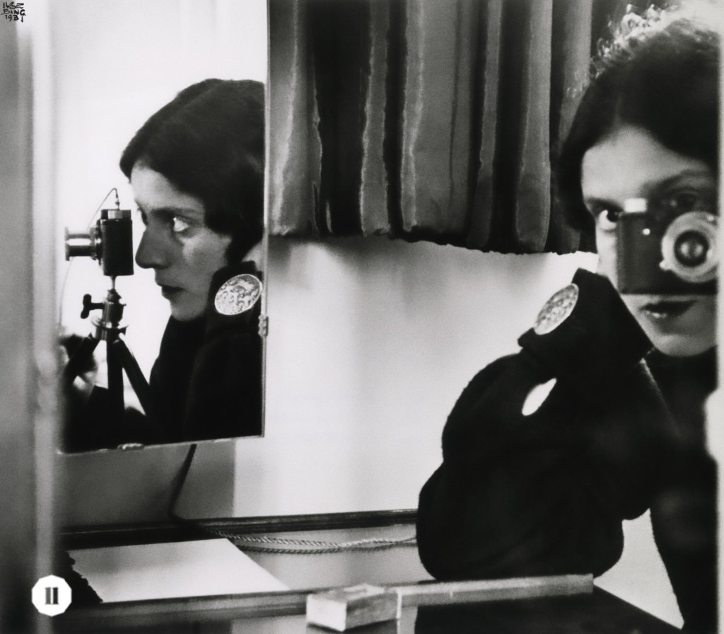 Ilse Bing比著名攝影師布列松還要早使用徠卡相機，被譽為「徠卡女王」，這幅自拍可謂她的攝影宣言。