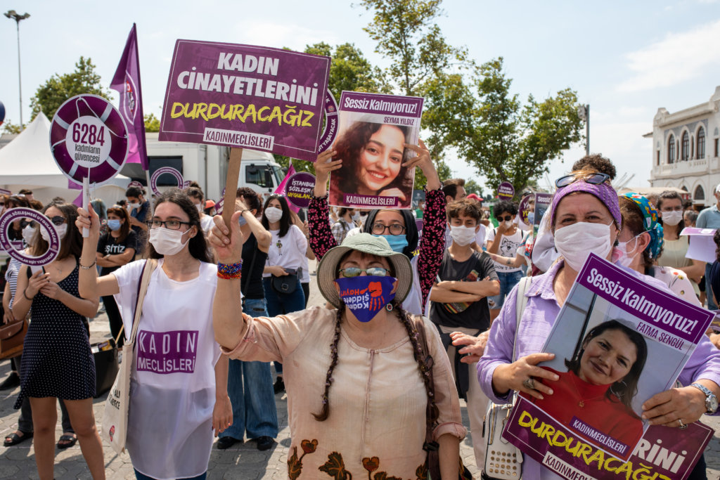 土耳其伊斯坦堡，女性權益組織We Will Stop Femicide Platform舉行示威，抗議大量女性被殘殺。（圖片：法新社）