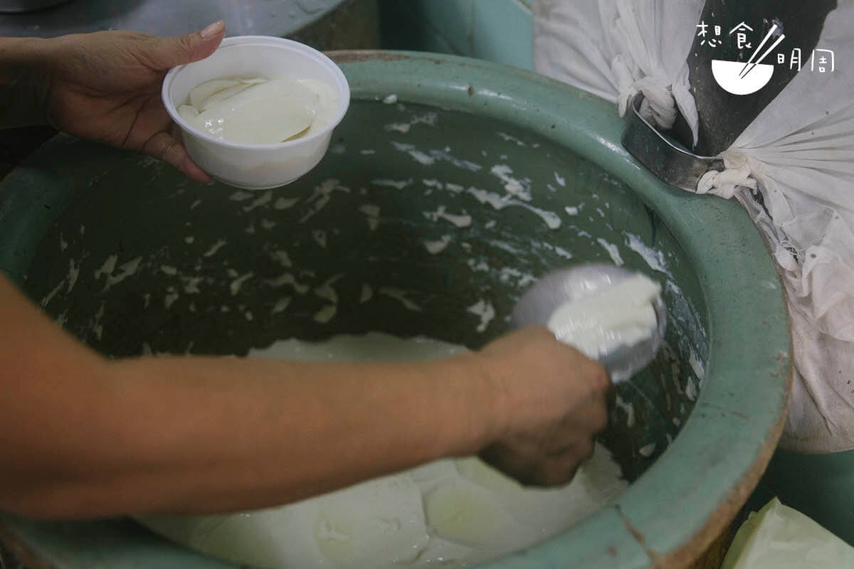 豆腐花//有凍也有熱，熱的會從瓦缸中即場盛起。加點糖水及黃糖，便是老街坊多年來的小吃。（$14/碗）