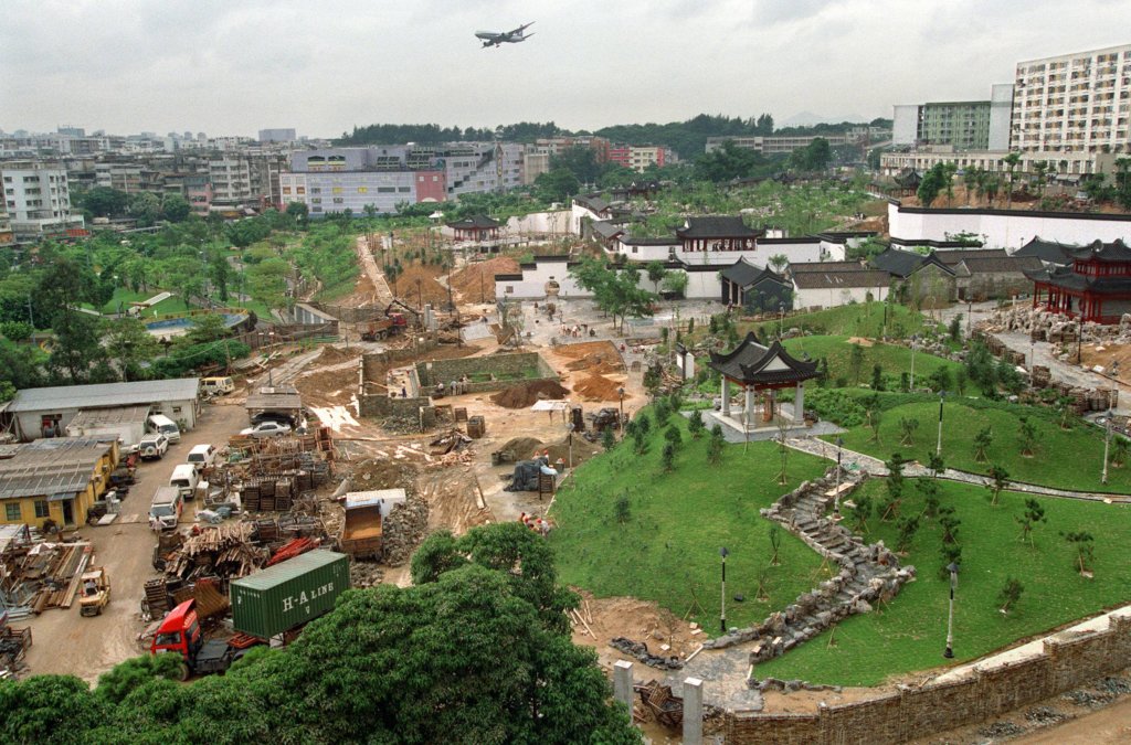 九龍寨城在九〇年代中清拆後，原址改建成公園，園內保留部分寨城古蹟建築。一九九五年，寨城公園正在動工建造。（圖片：法新社）