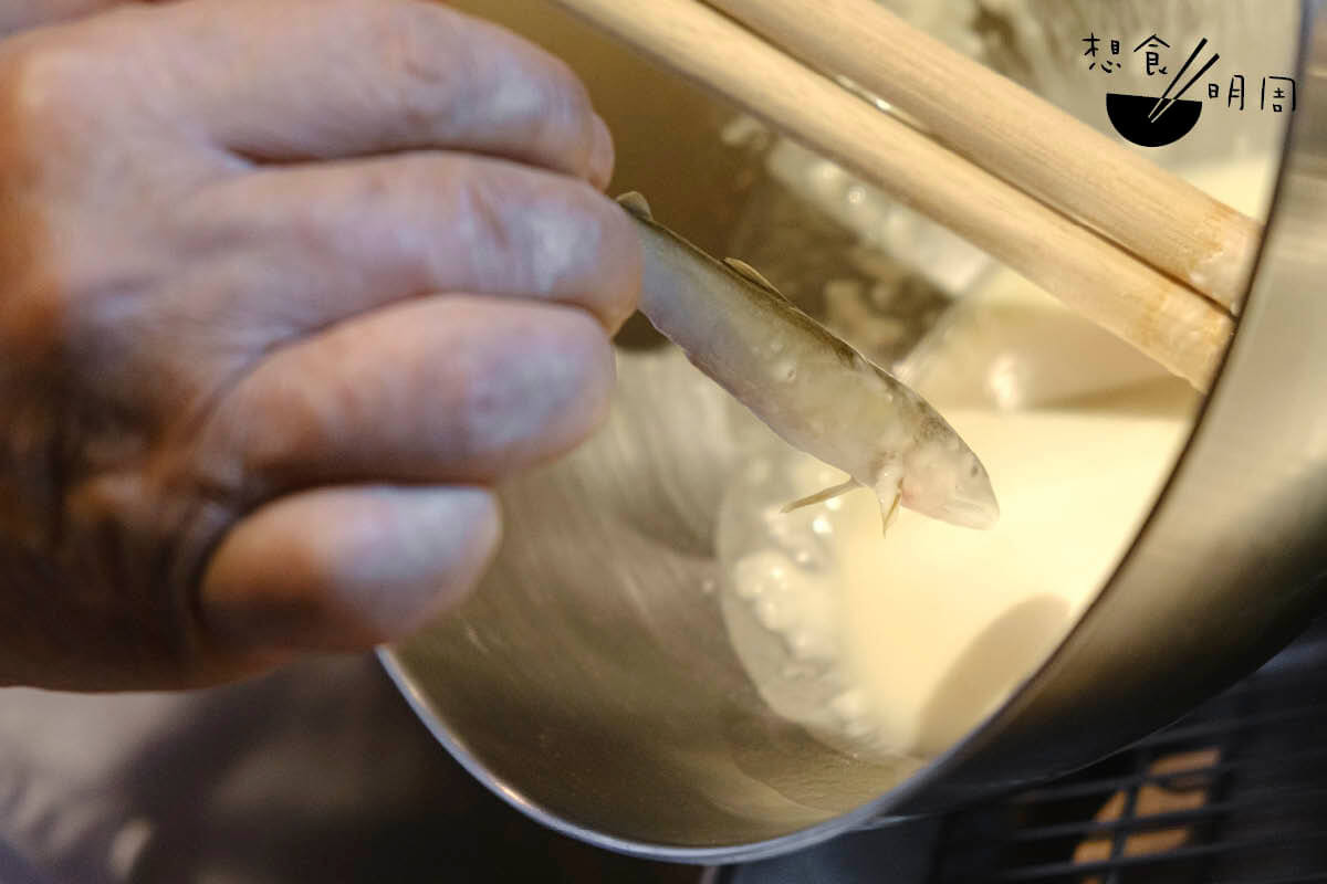 香魚都是原條上粉漿，這樣才能鎖住它的水份和味道。