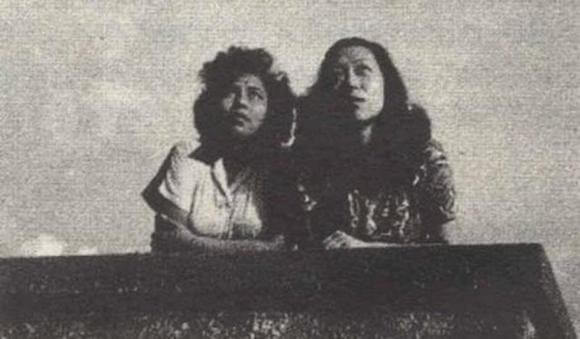 炎櫻與張愛玲（右）於大學時的合照（網上圖片）