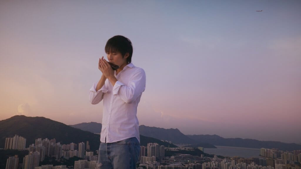 看著山下的高樓大廈，CY Leo不經意地吹起了《Tears》的樂句。