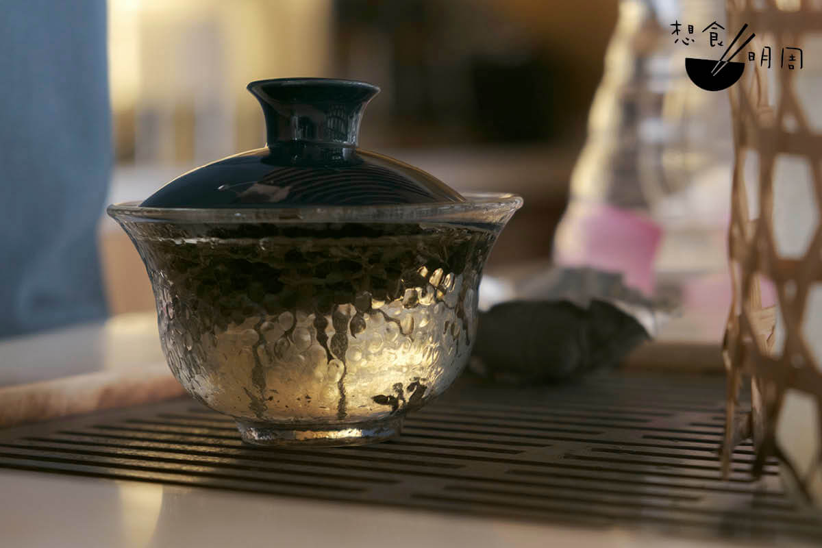 經窨製的茶葉，會用80度熱水沖泡三次。